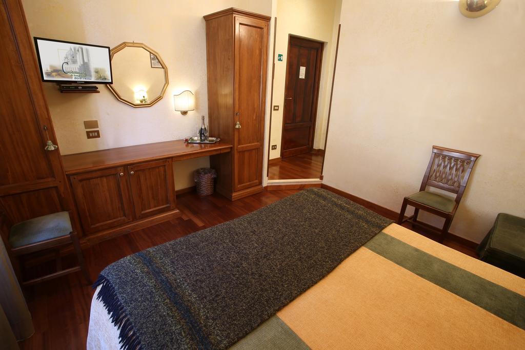 Al Colonnato Di San Pietro Couette-café 3*